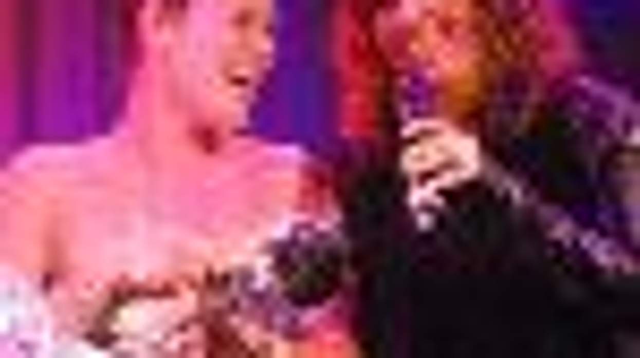 Linda Perry Recruiting Pink Via Twitter to Become a Non Blonde