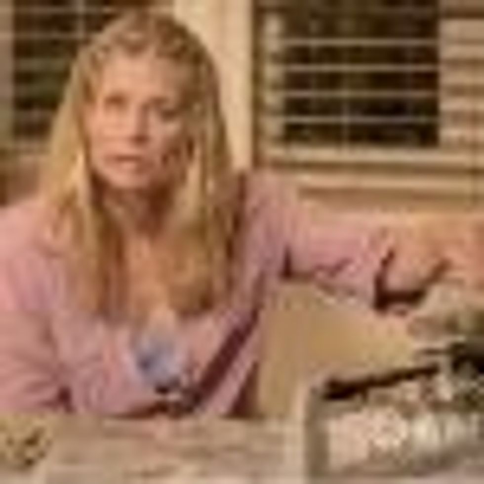 The Botwins are Back on 'Weeds' with Linda Hamilton as a Lesbian Dealer, Video