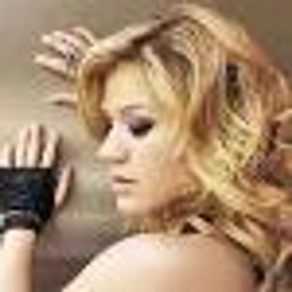 Kelly Clarkson Pulls out of LIlith! 