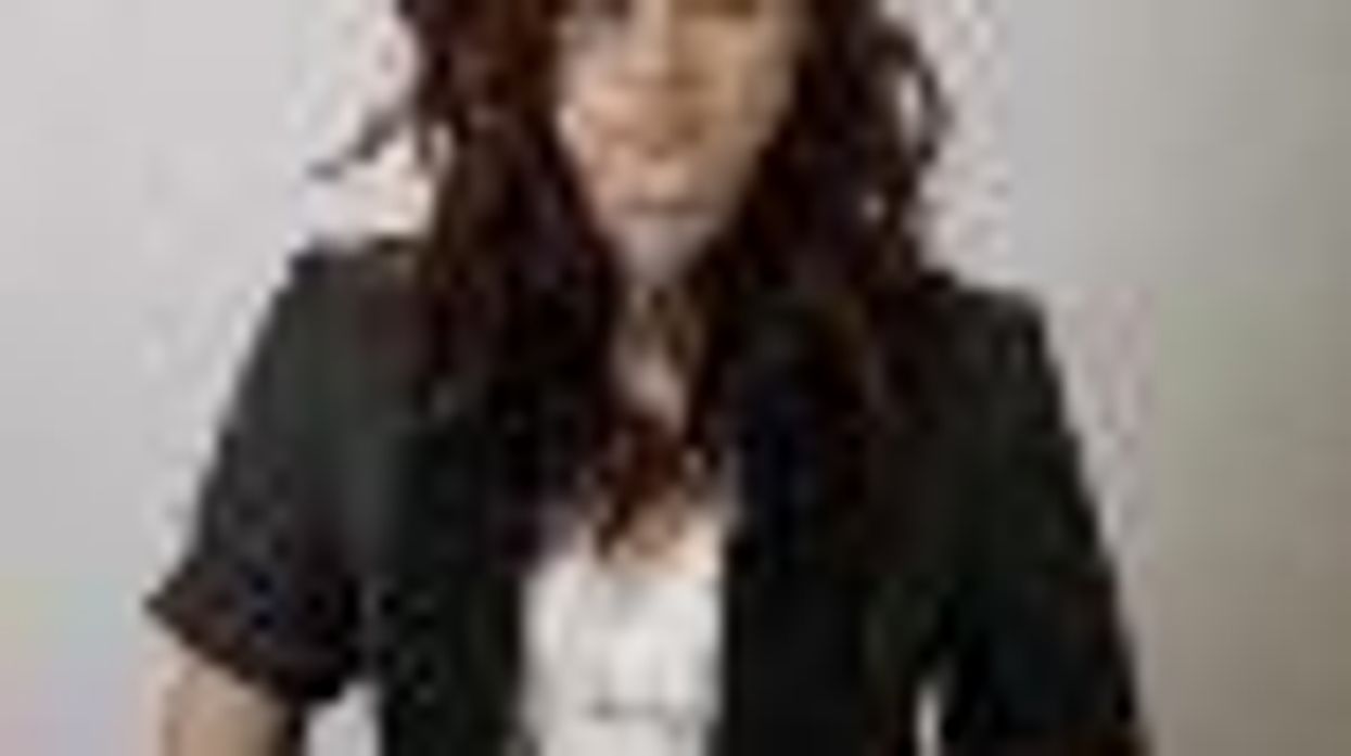 Kristen Stewart Prefers Kissing Girls-sort of...