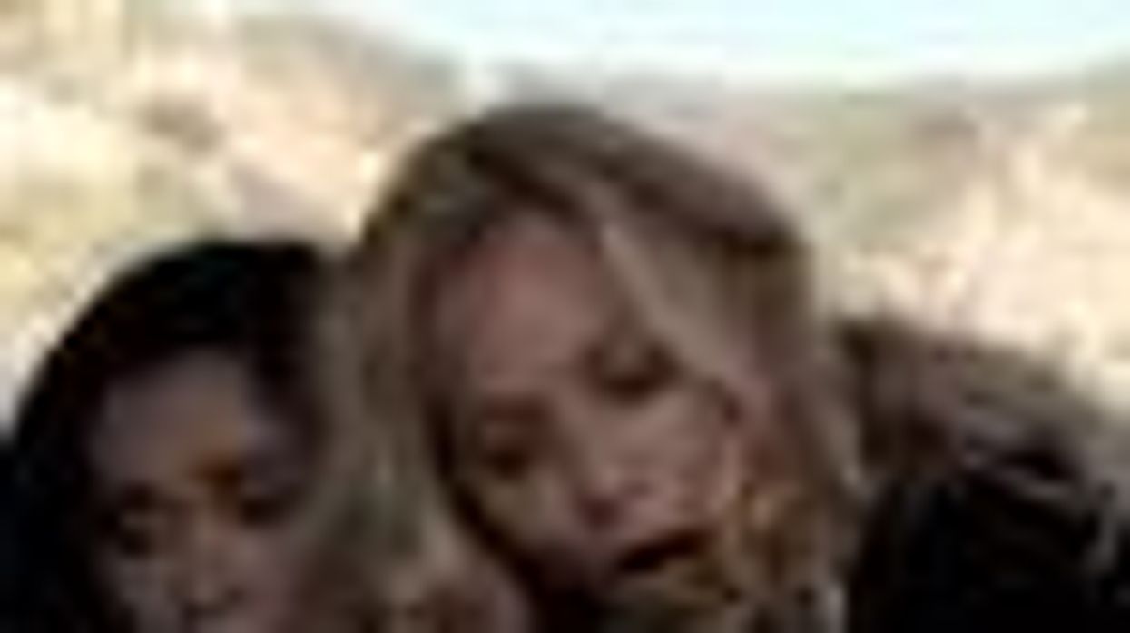 Salma's Extreme Fear of Snakes Forces her into Maya Rudolph's Arms: Video