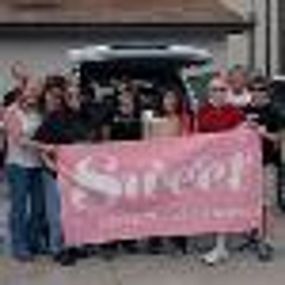 'Live Sweet' Takes Voluntour to Orlando to Help Domestic Violence Shelter