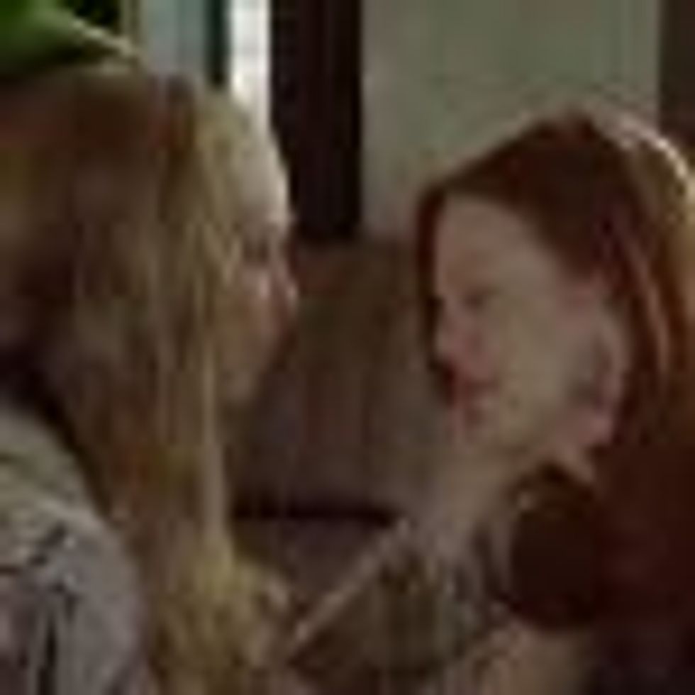 Amanda Seyfried and Julianne Moore's Lesbian Sex in 'Chloe': Video