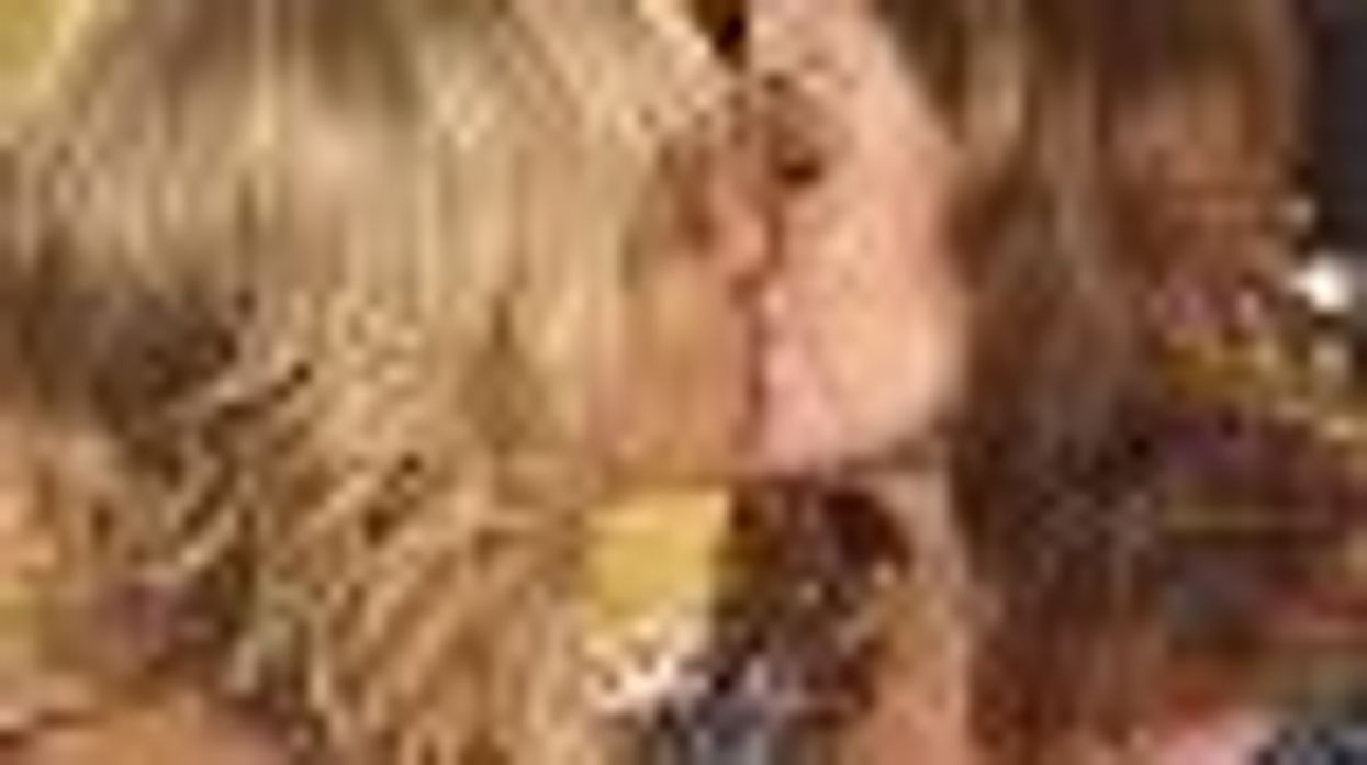 Julie Benz Turns Dana Delany Gay with a Single Kiss on 'Desperate Housewives'