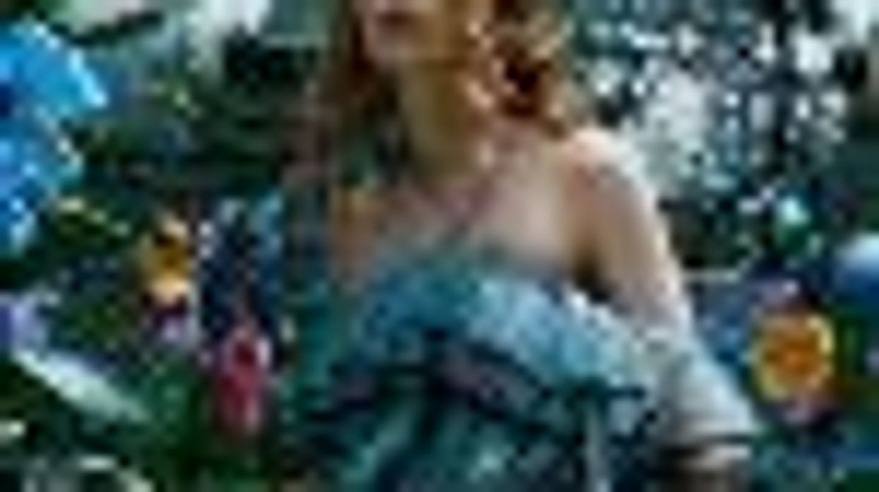 Anne Hathaway and Helena Bonham Carter Queen Out in 'Alice in Wonderland': Video