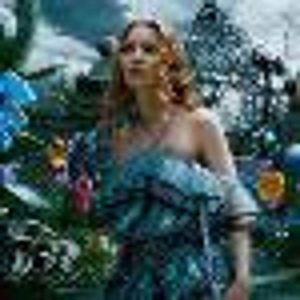 Anne Hathaway and Helena Bonham Carter Queen Out in 'Alice in Wonderland': Video