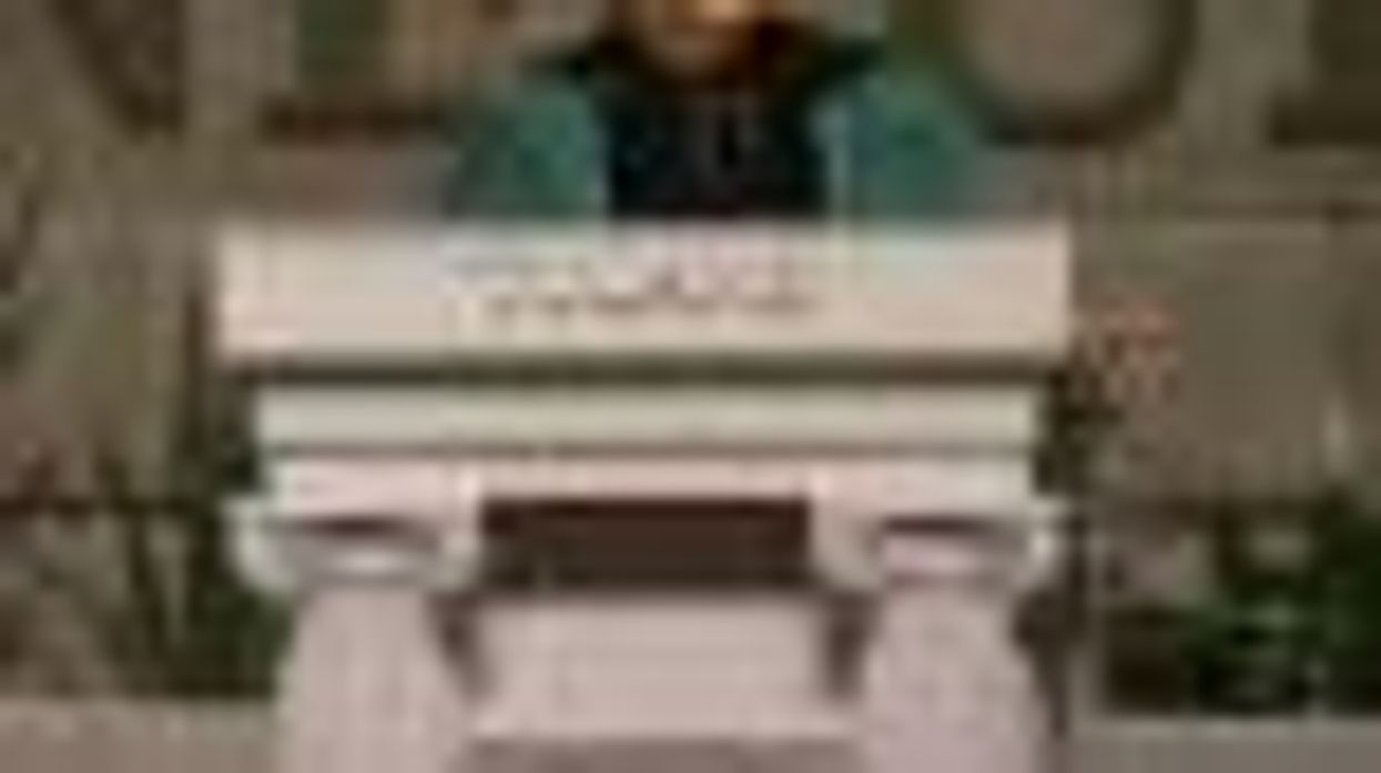 Ellen Degeneres Jokes to Tulane Grads that Many Will Be Gay!