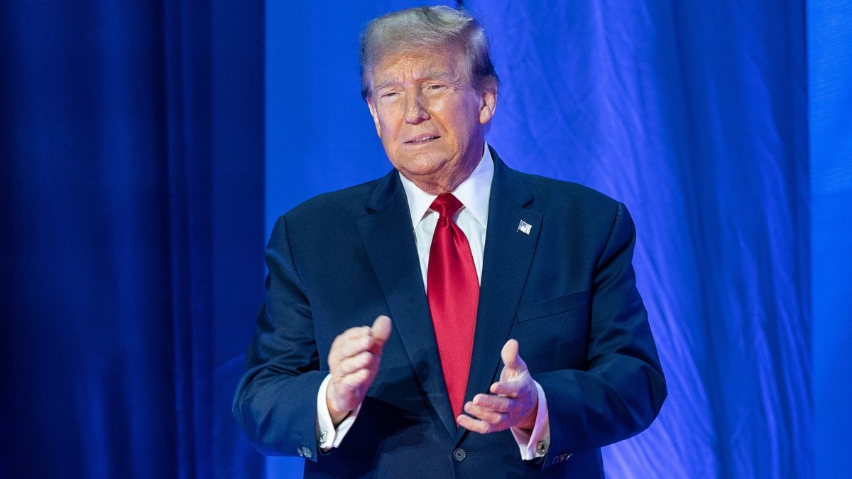 25 HILARIOUS reactions to Trump's BIZARRE town hall DJ set that have us CACKLING