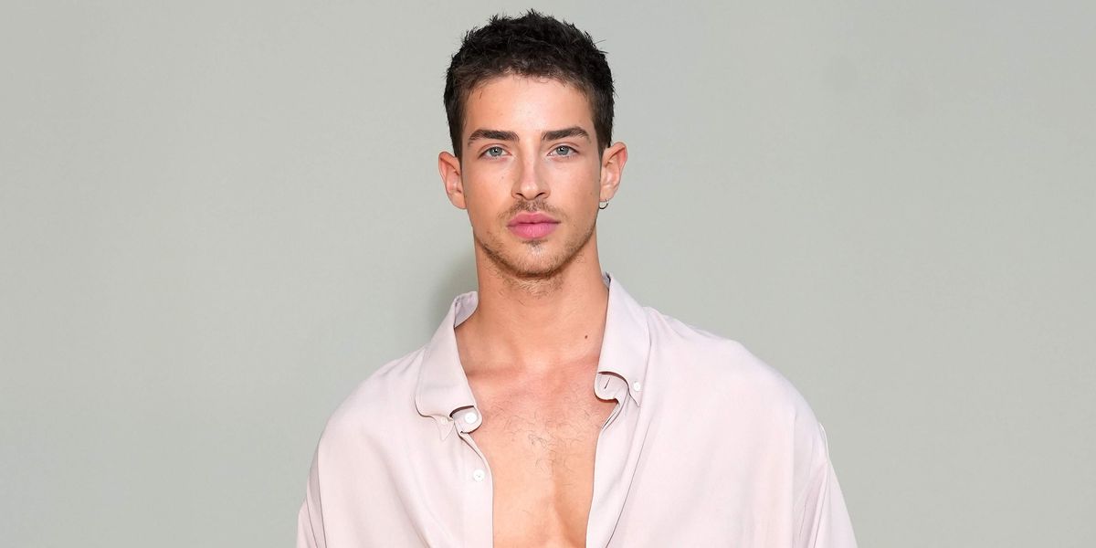 Manu Rios Height Manu Ríos flexes his sexy muscles in new mirror selfie