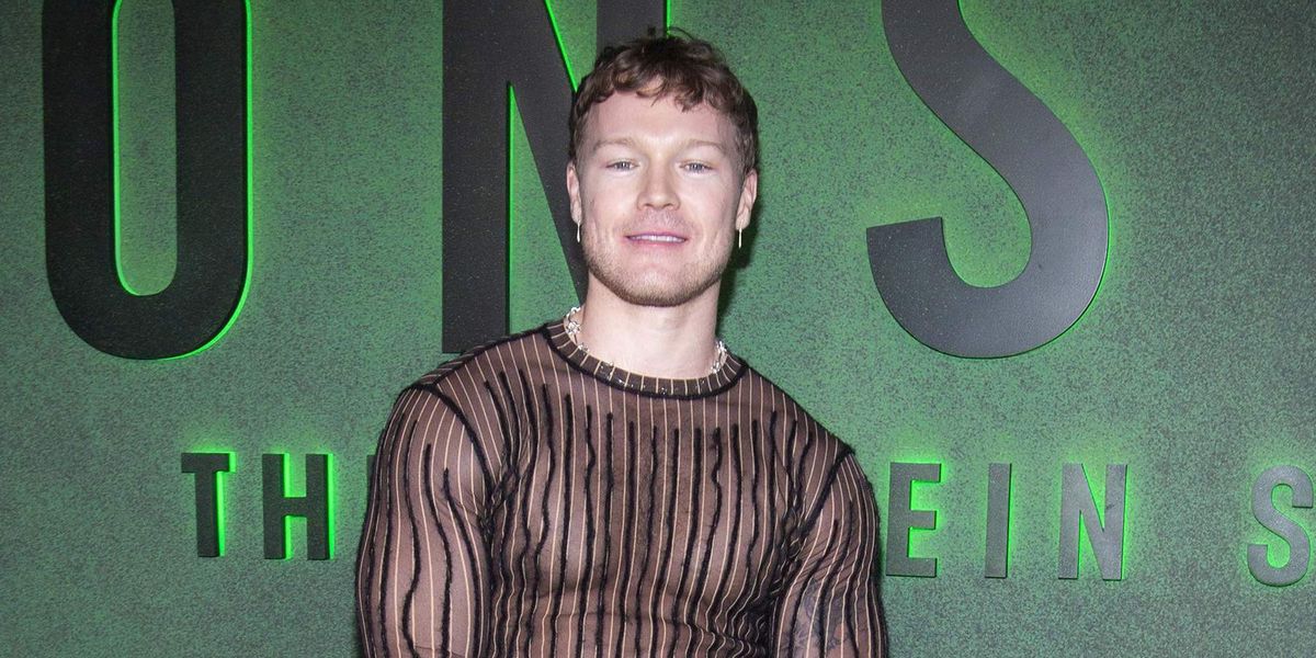 Angus O'Brien flexes his sexy six-pack abs in spicy new pic