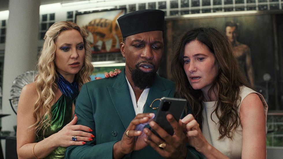 Kate Hudson, Leslie Odom Jr., Kathryn Hahn in Glass Onion: A Knives Out Story