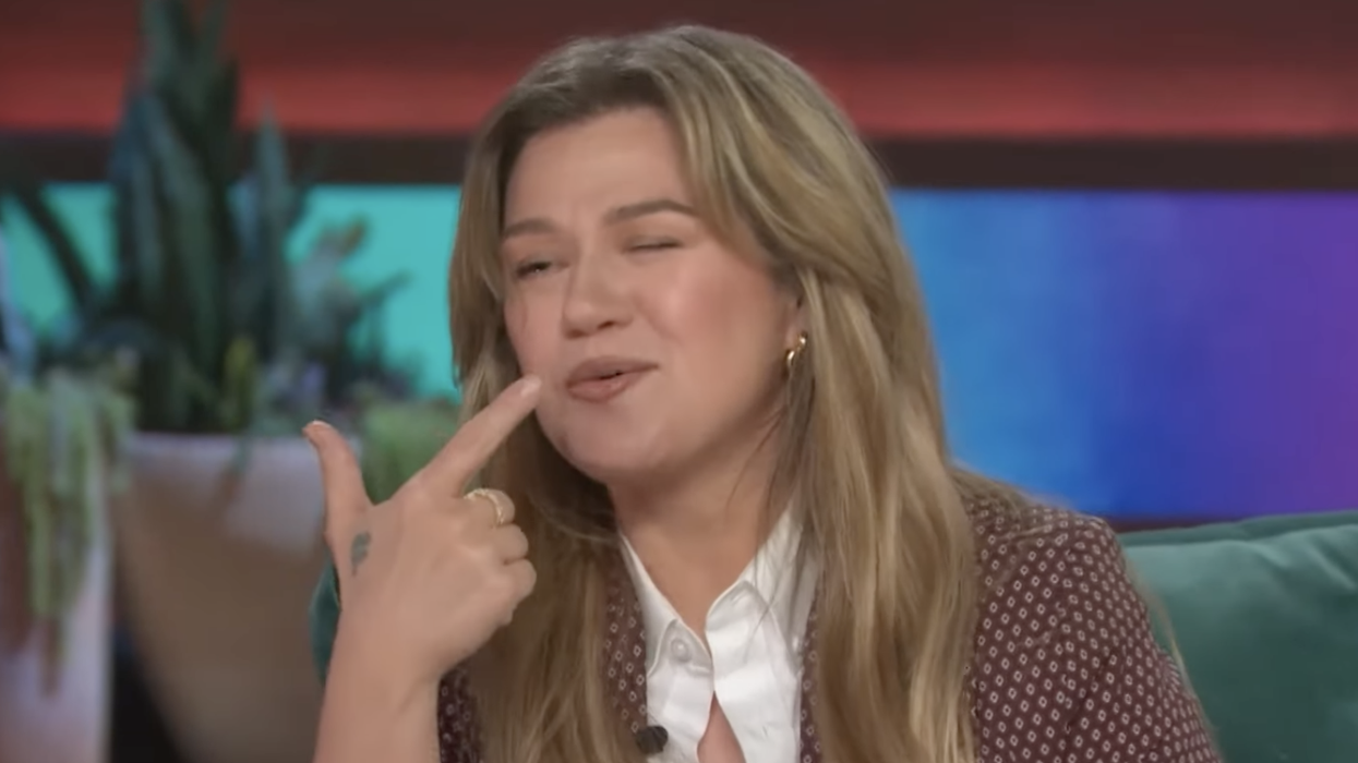 Kelly Clarkson winking on The Kelly Clarkson Show
