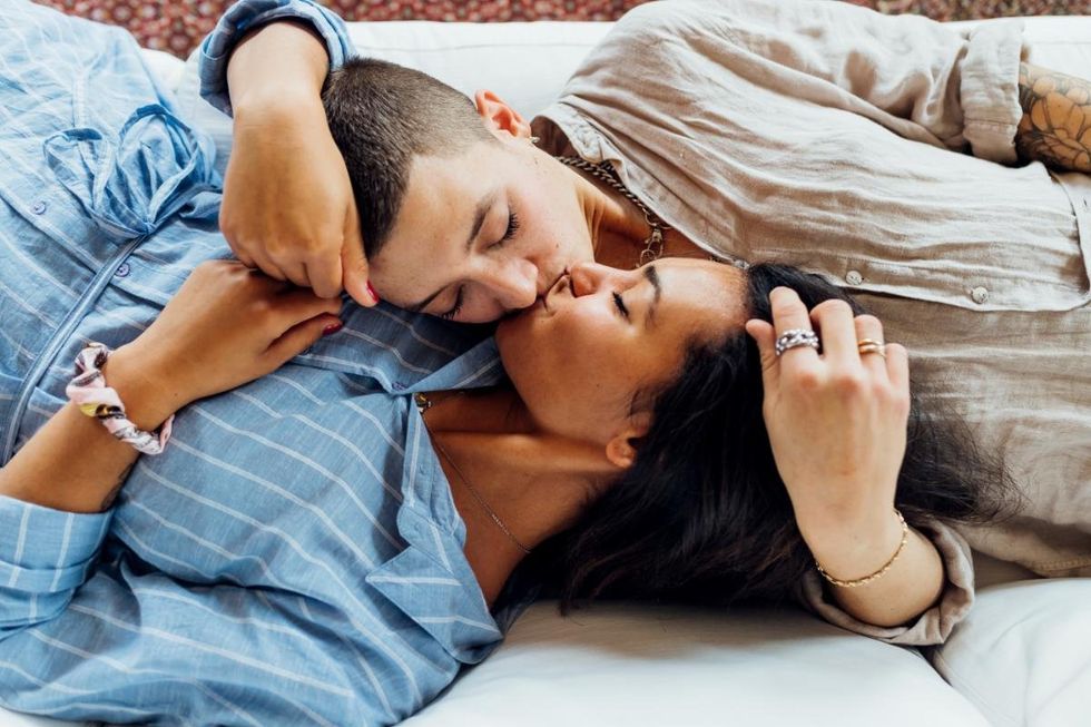 lesbians kiss in bed