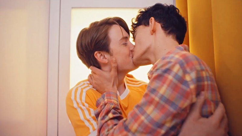 Nick and Charlie kiss in 'Heartstopper'