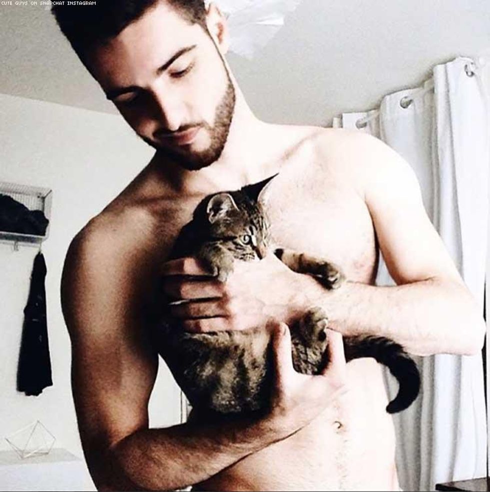 21 Purrfect Pics of Shirtless Guys with Cats