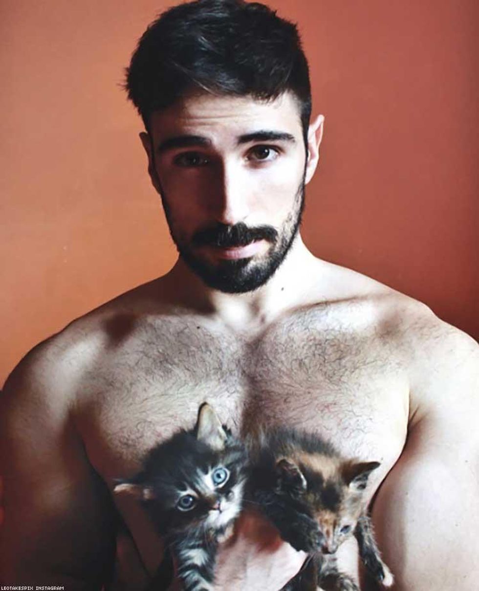 21 Purrfect Pics of Shirtless Guys with Cats
