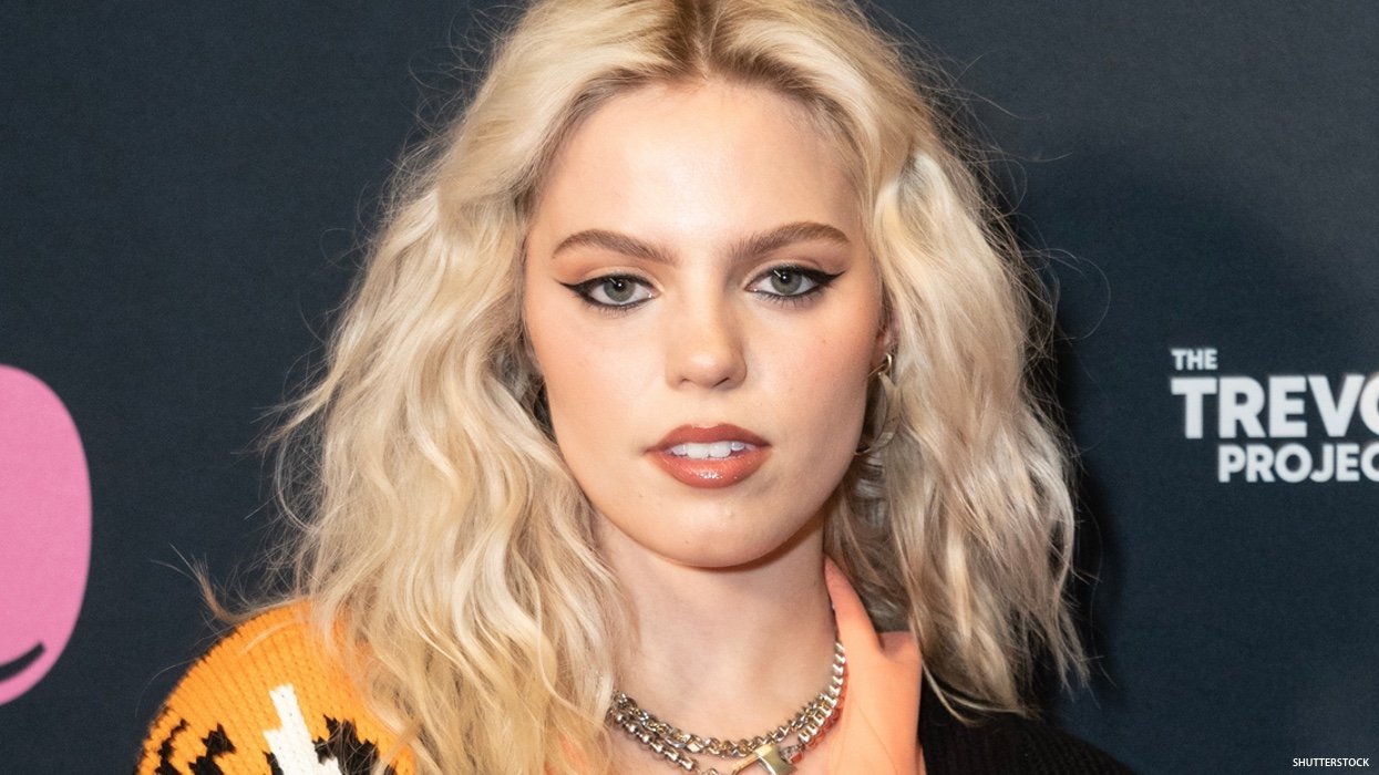 Reneé Rapp BURNS rude bus touring company owner in viral clip