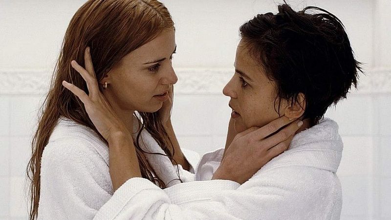 'Room in Rome' features sapphic love in the shower