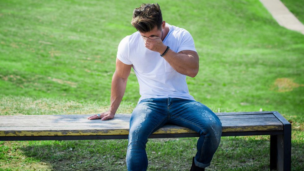 Alerta 'benching': la tóxica tendencia que acecha a las citas LGBTQ+
