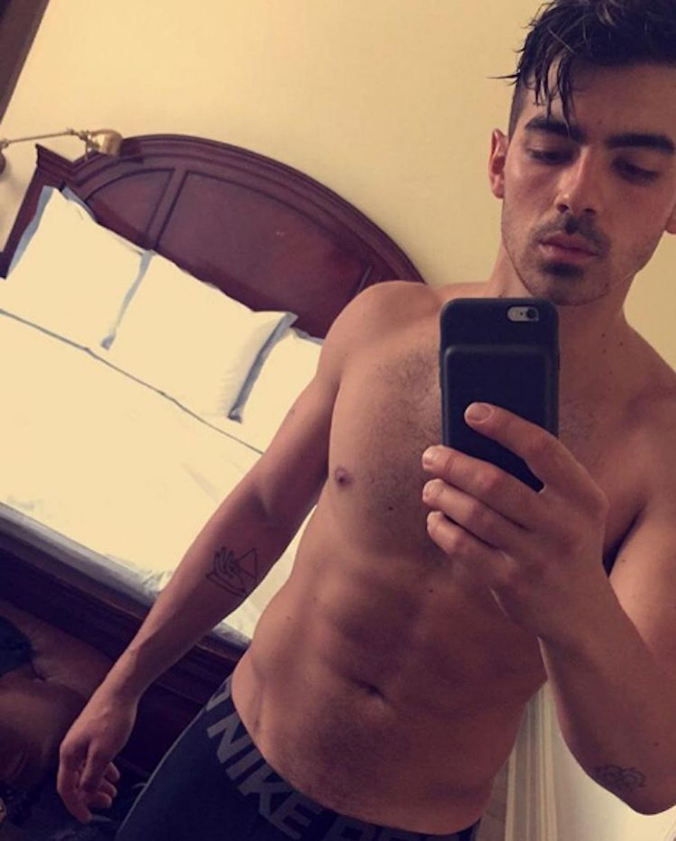 Seriously, Joe's mirror selfie game in ON. POINT.