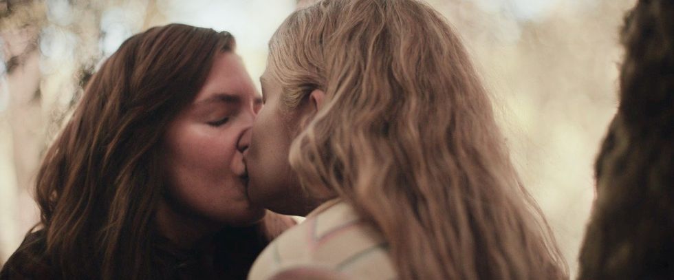 Shauna and Melissa get knifey/kissy