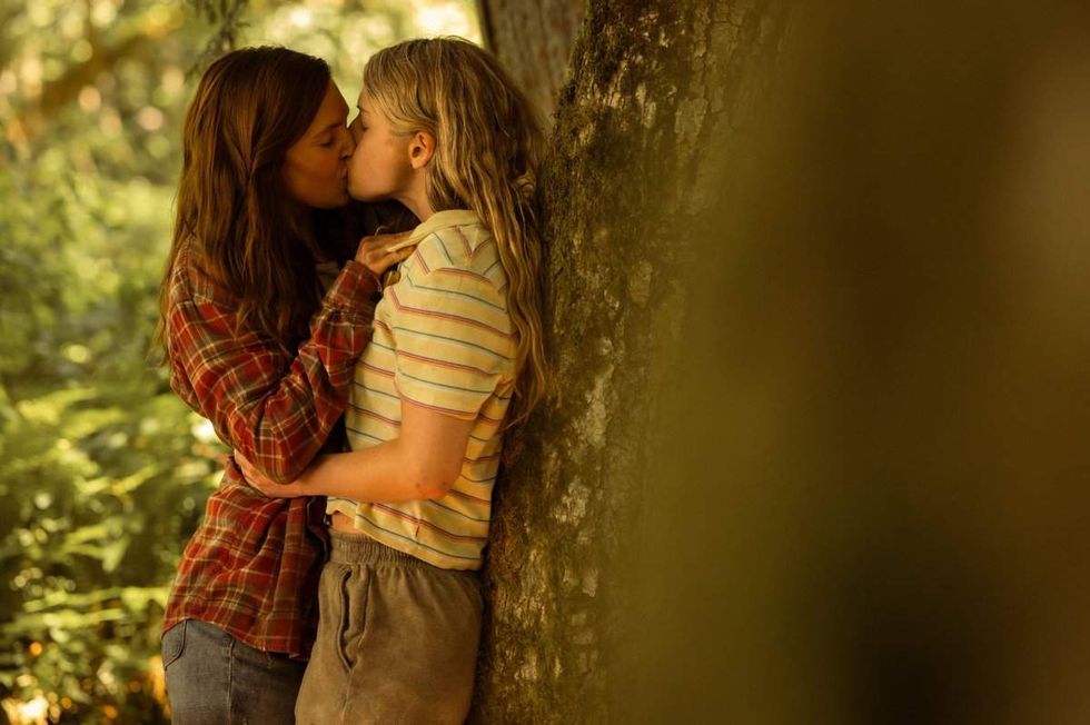 Sophie N\u00e9lisse & Jenna Burgess in \u2018Yellowjackets\u2019