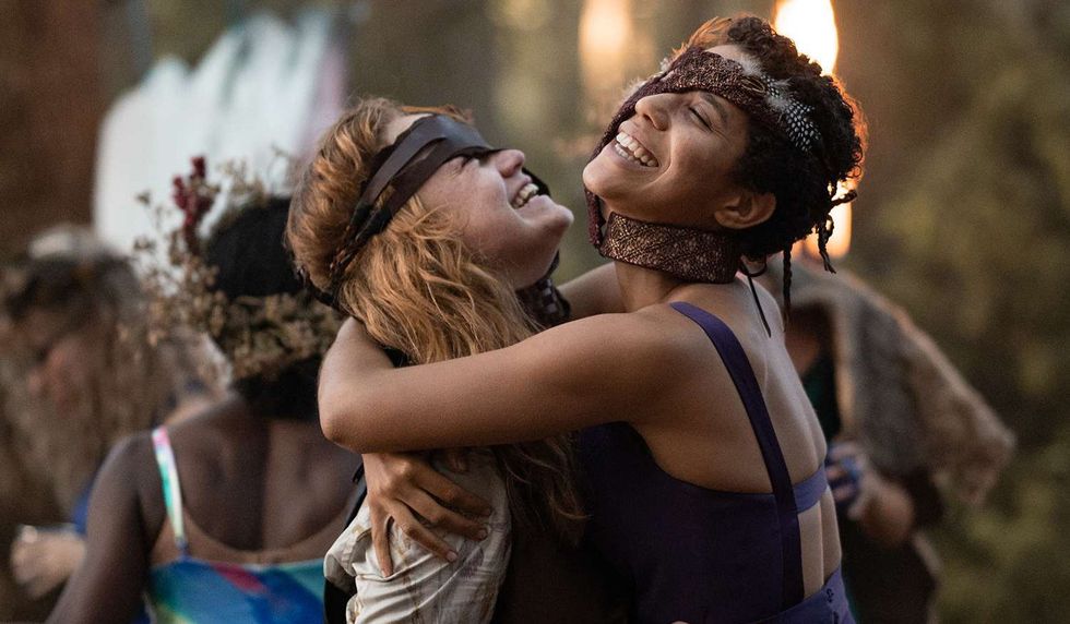 Taissa and Van in Yellowjackets