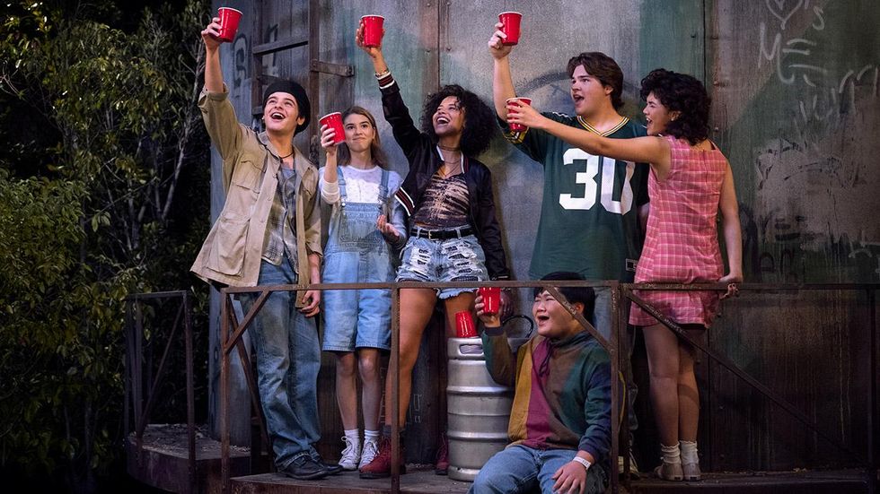 the cast of that 90s show raising red cups on the water tower