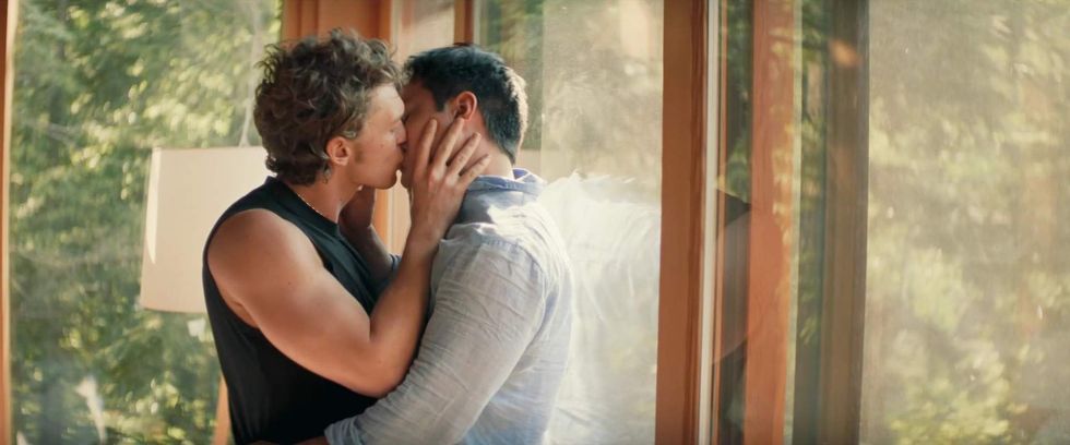 \u200bShane and Ilya kissing in 'Heated Rivalry' episode 6.