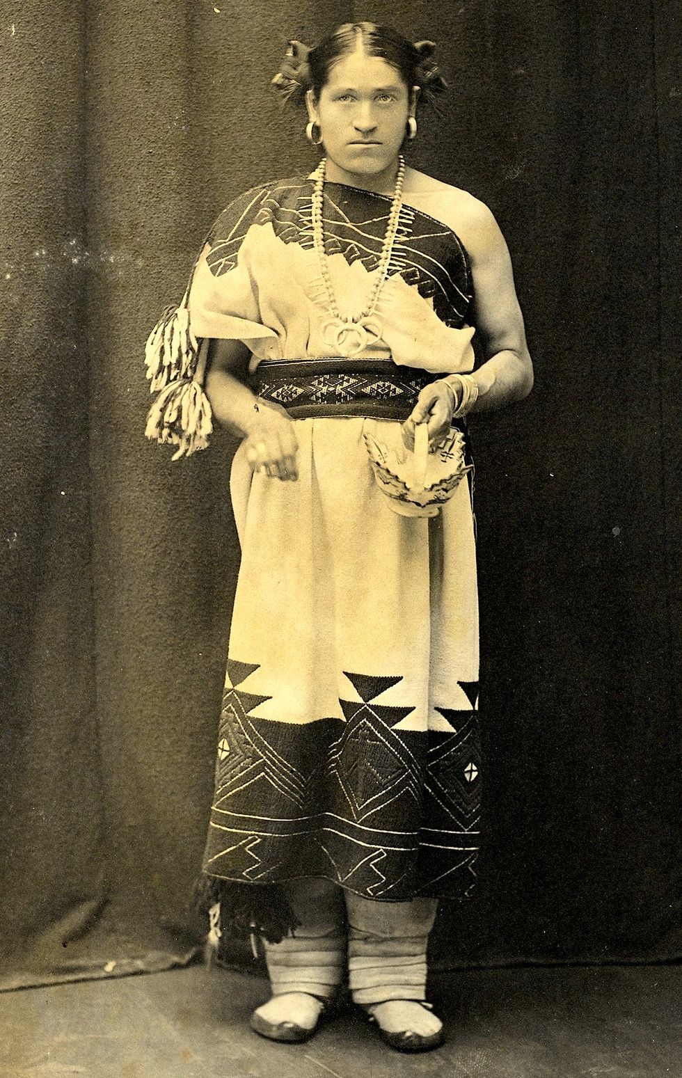 WeWha Native American weaver, potter and lhamana of the Zuni people PRIDE SITE photo gallery list LGBTQ people in history