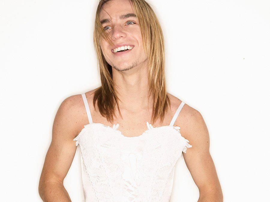 8 Reasons Androgynous People Make Excellent Partners Androgynous definition, neither clearly masculine nor clearly feminine in appearance: 8 reasons androgynous people make